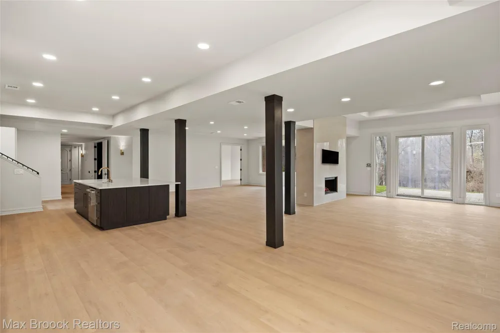 1888 W Tahquamenon Court Bloomfield Hills City, MI 48302