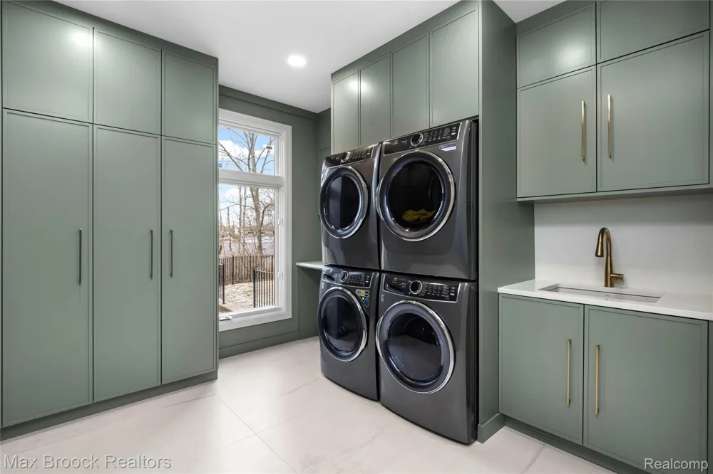 1888 W Tahquamenon Court Bloomfield Hills City, MI 48302