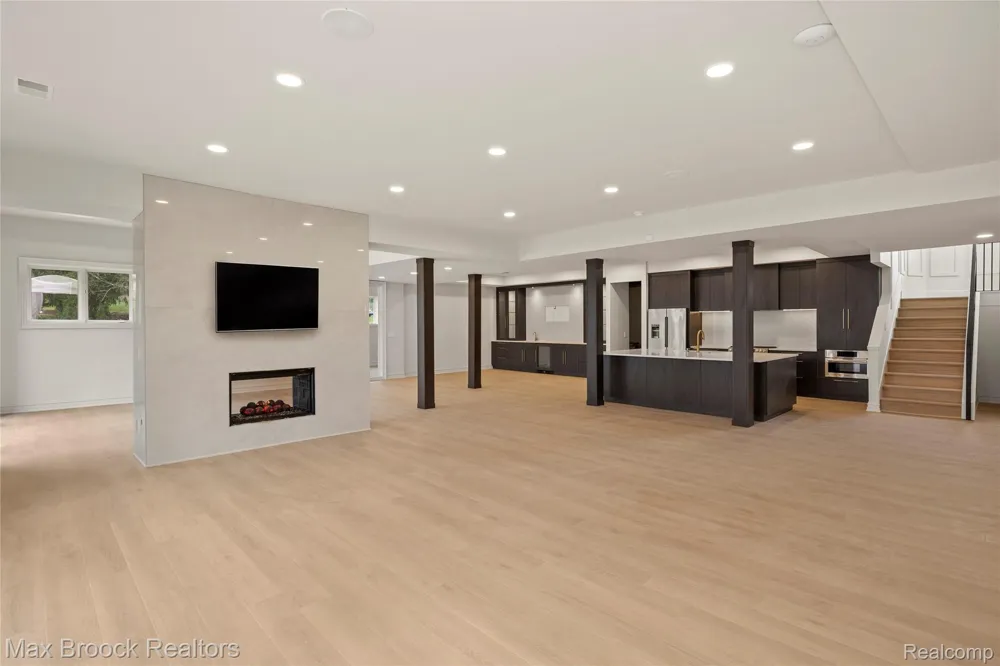 1888 W Tahquamenon Court Bloomfield Hills City, MI 48302