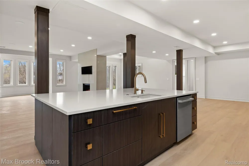 1888 W Tahquamenon Court Bloomfield Hills City, MI 48302
