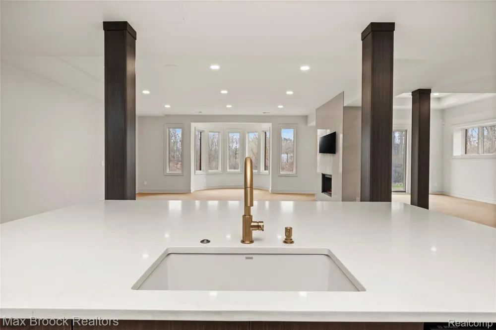 1888 W Tahquamenon Court Bloomfield Hills City, MI 48302