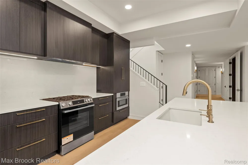 1888 W Tahquamenon Court Bloomfield Hills City, MI 48302