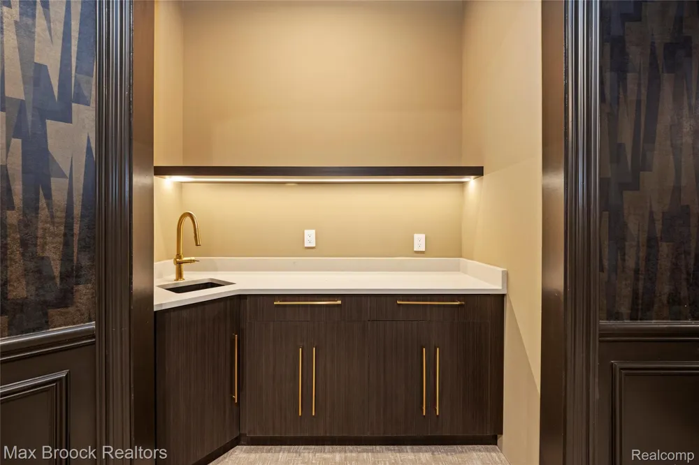1888 W Tahquamenon Court Bloomfield Hills City, MI 48302
