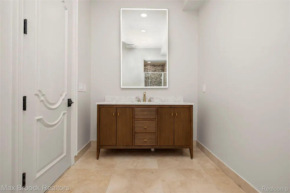1888 W Tahquamenon Court Bloomfield Hills City, MI 48302