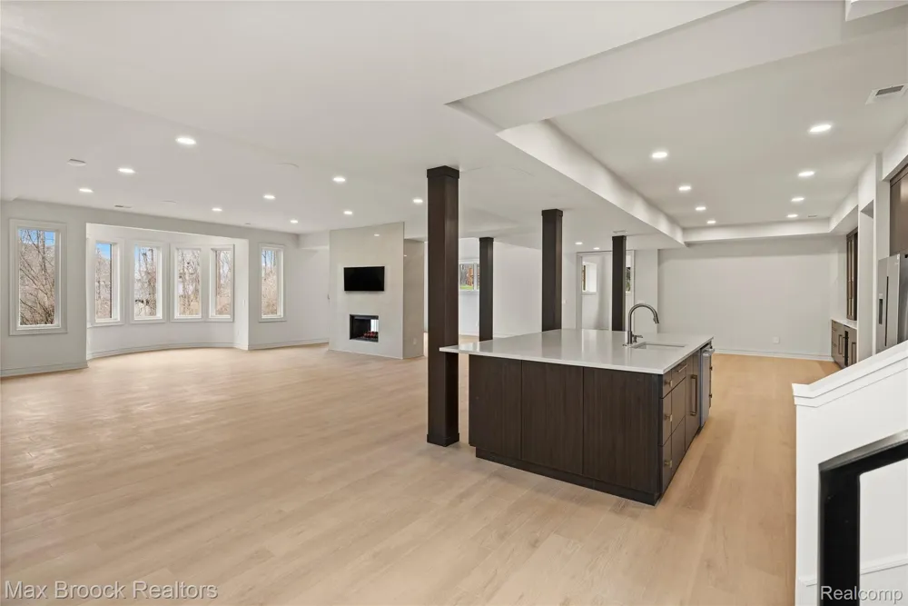 1888 W Tahquamenon Court Bloomfield Hills City, MI 48302