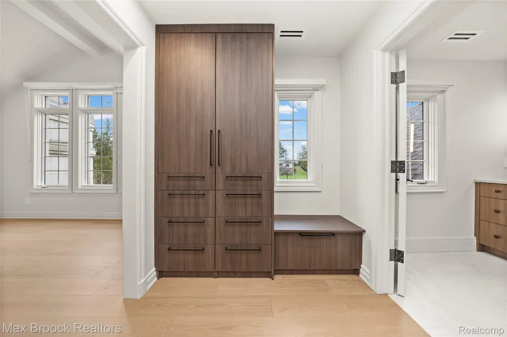 1888 W Tahquamenon Court Bloomfield Hills City, MI 48302