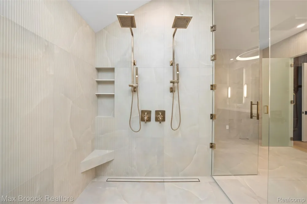 1888 W Tahquamenon Court Bloomfield Hills City, MI 48302