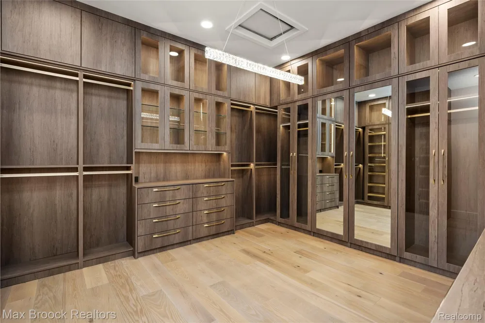 1888 W Tahquamenon Court Bloomfield Hills City, MI 48302
