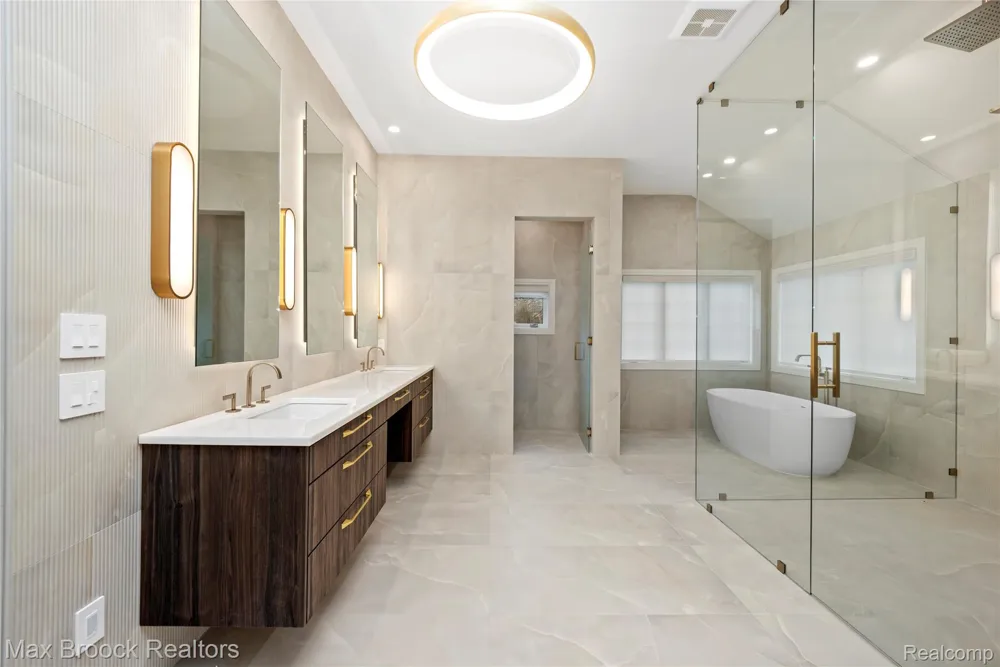 1888 W Tahquamenon Court Bloomfield Hills City, MI 48302