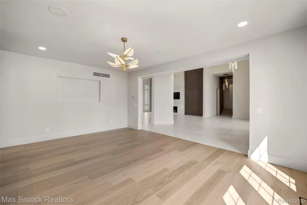 1888 W Tahquamenon Court Bloomfield Hills City, MI 48302