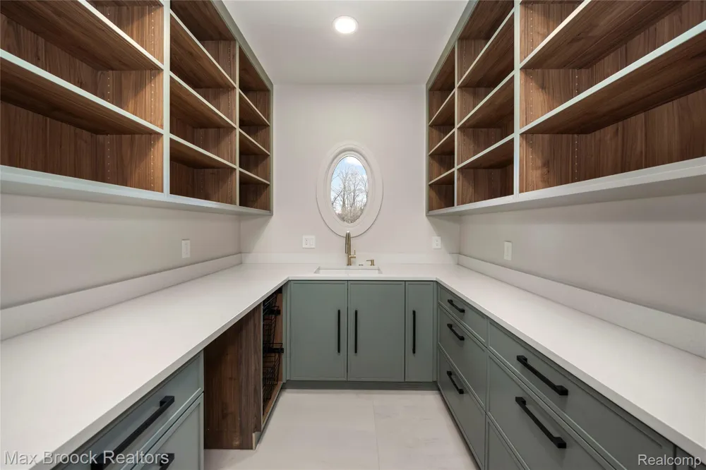 1888 W Tahquamenon Court Bloomfield Hills City, MI 48302
