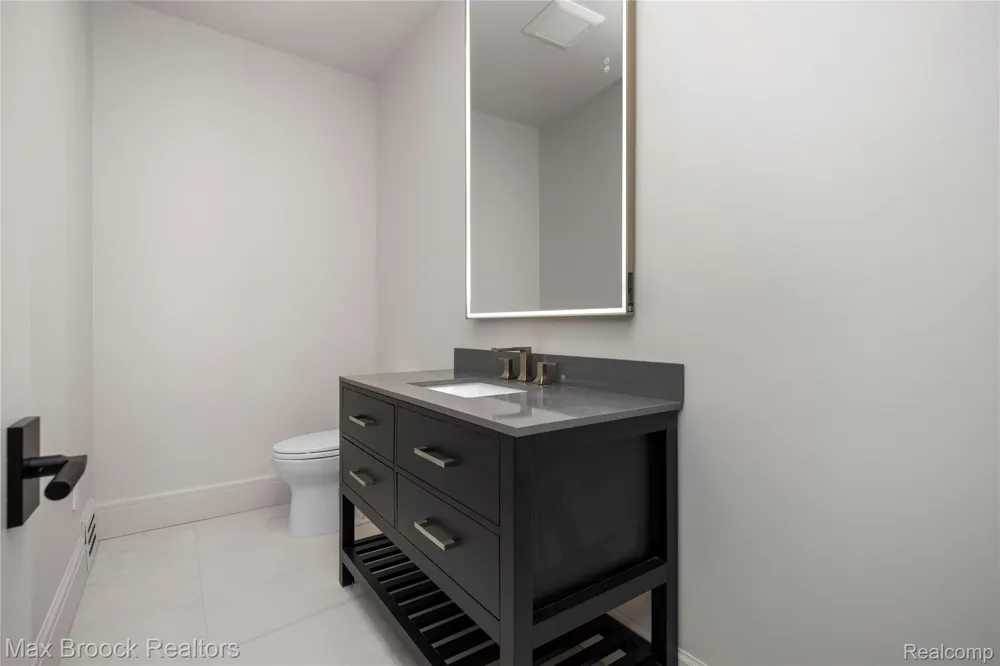 1888 W Tahquamenon Court Bloomfield Hills City, MI 48302