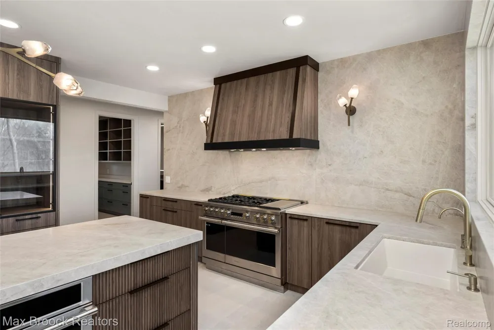 1888 W Tahquamenon Court Bloomfield Hills City, MI 48302