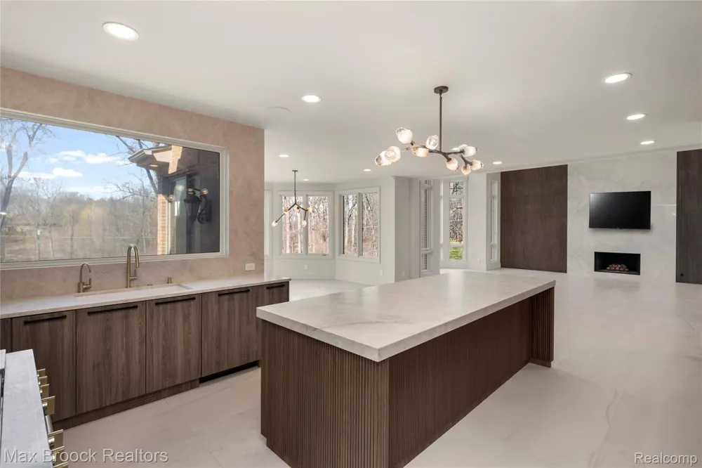 1888 W Tahquamenon Court Bloomfield Hills City, MI 48302