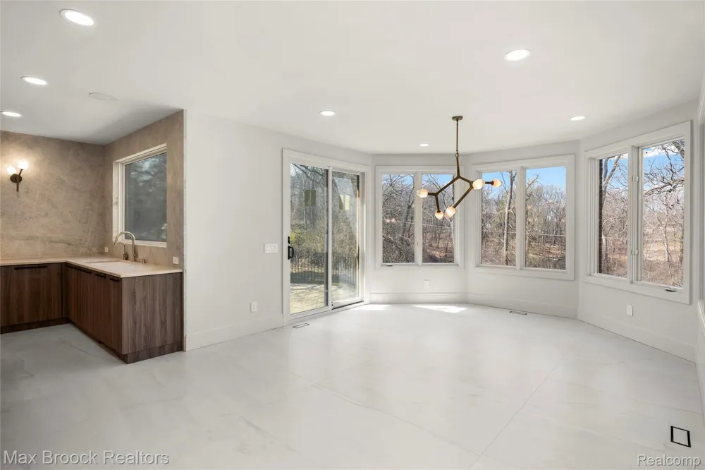 1888 W Tahquamenon Court Bloomfield Hills City, MI 48302