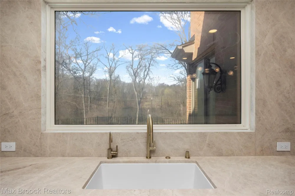 1888 W Tahquamenon Court Bloomfield Hills City, MI 48302