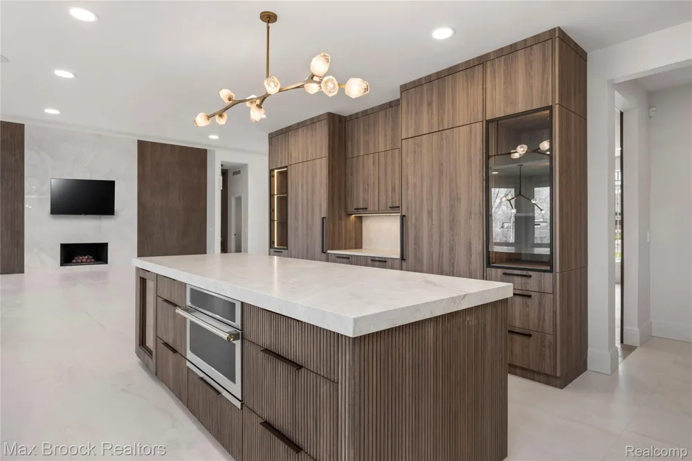 1888 W Tahquamenon Court Bloomfield Hills City, MI 48302