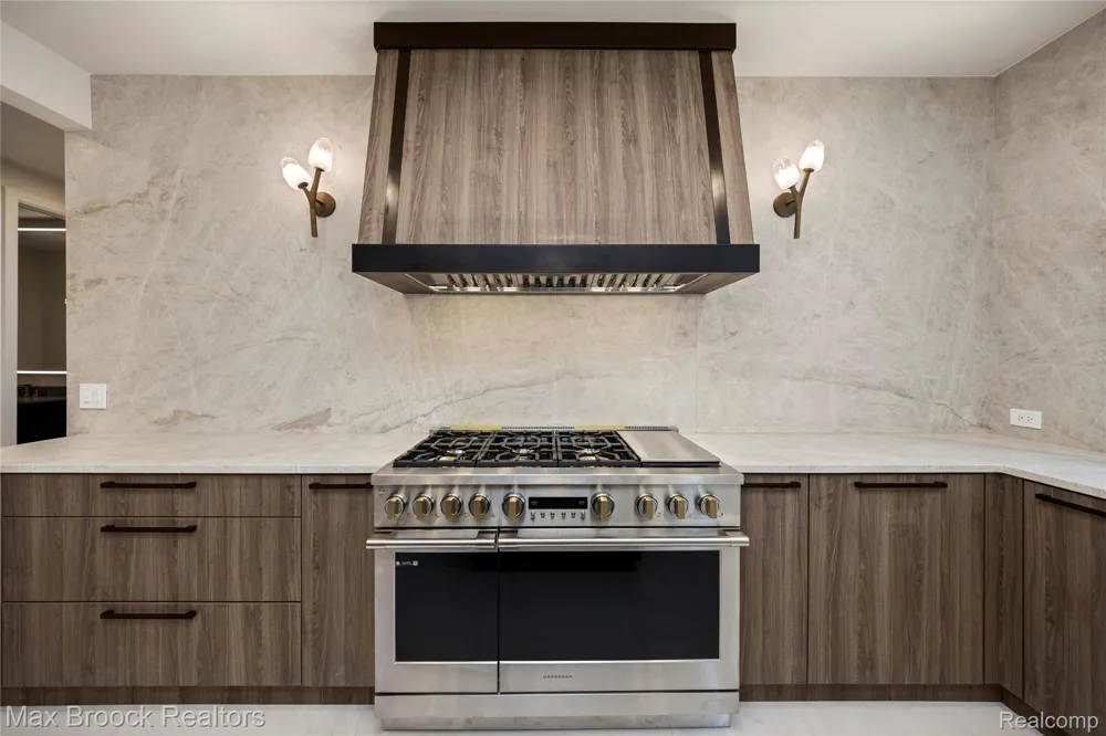1888 W Tahquamenon Court Bloomfield Hills City, MI 48302