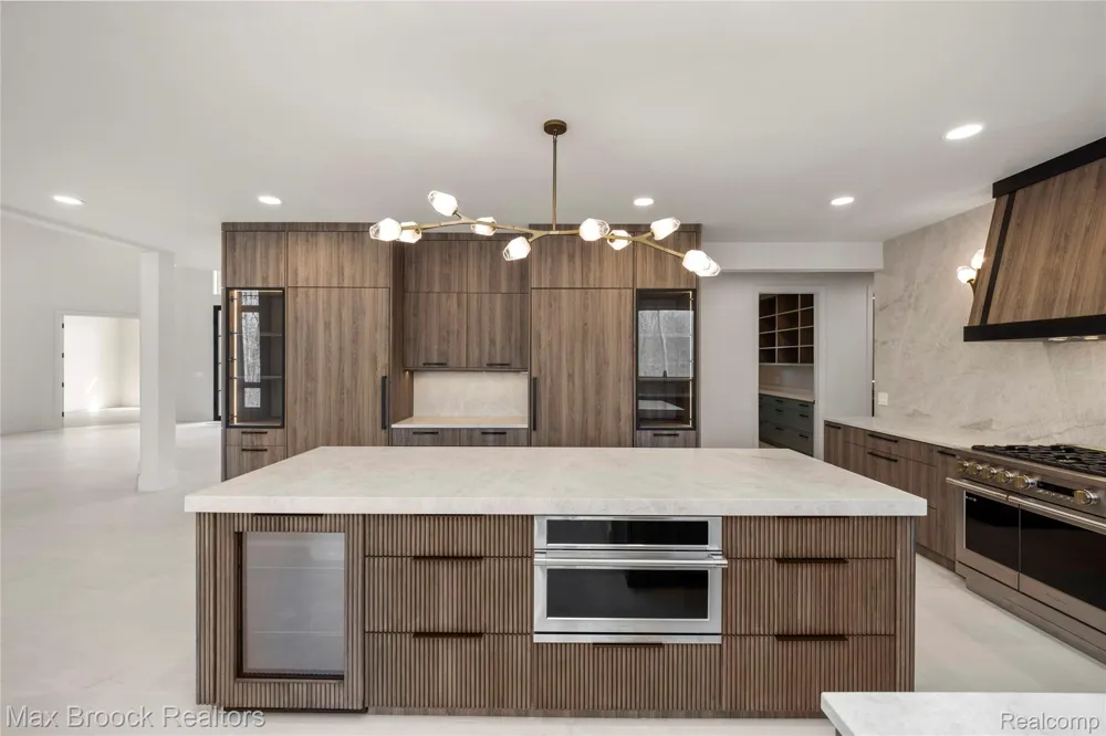 1888 W Tahquamenon Court Bloomfield Hills City, MI 48302