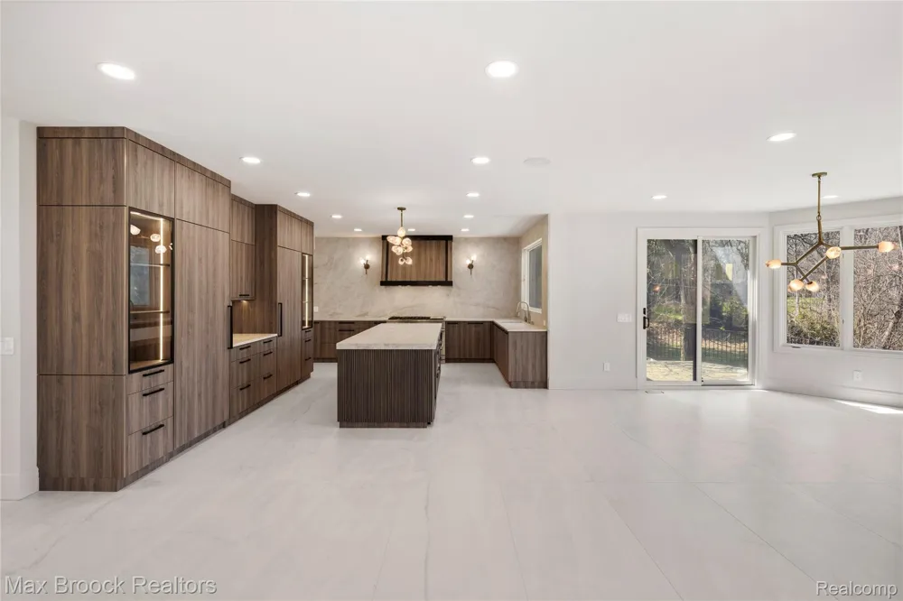 1888 W Tahquamenon Court Bloomfield Hills City, MI 48302
