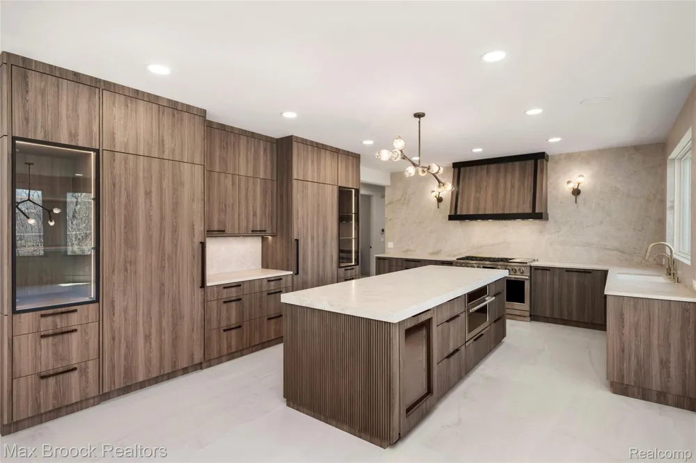 1888 W Tahquamenon Court Bloomfield Hills City, MI 48302