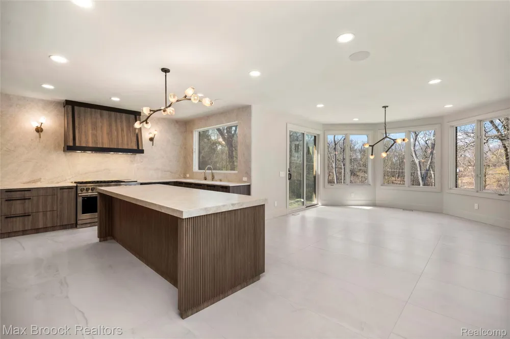1888 W Tahquamenon Court Bloomfield Hills City, MI 48302