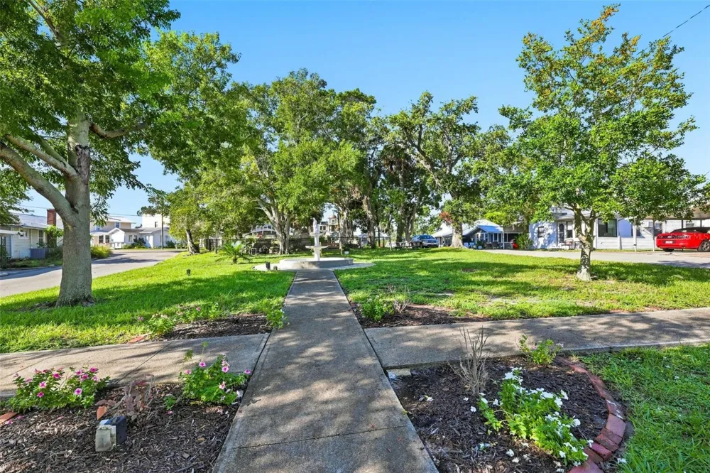 10 PLAZA STREET E Bradenton, FL 34208