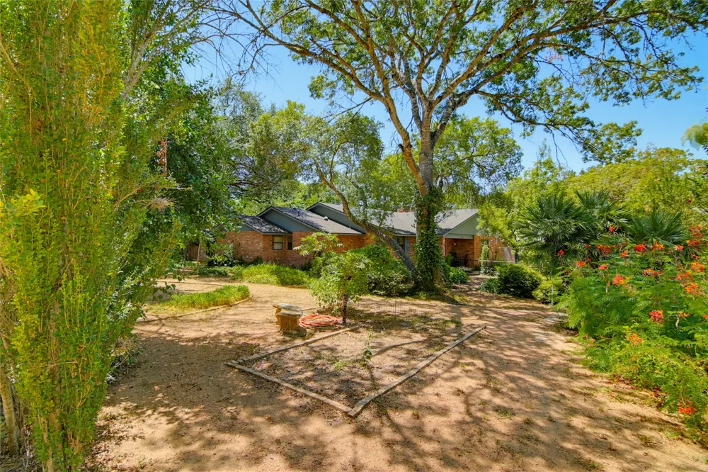 1223 Old Homestead Seguin, TX 78155