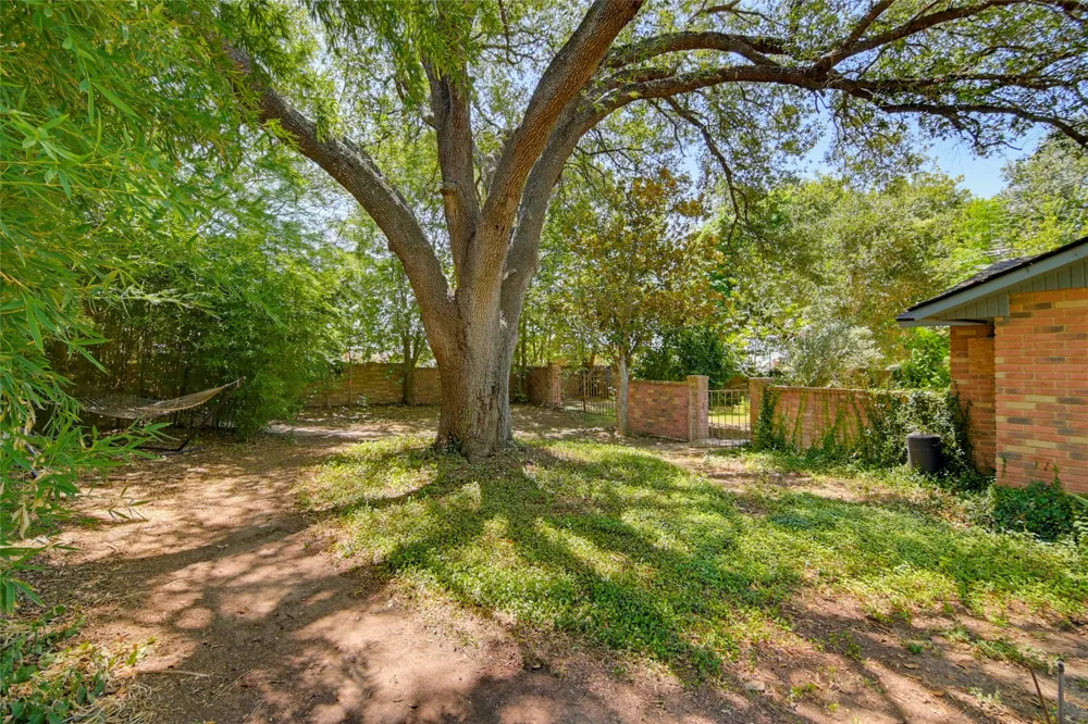 1223 Old Homestead Seguin, TX 78155