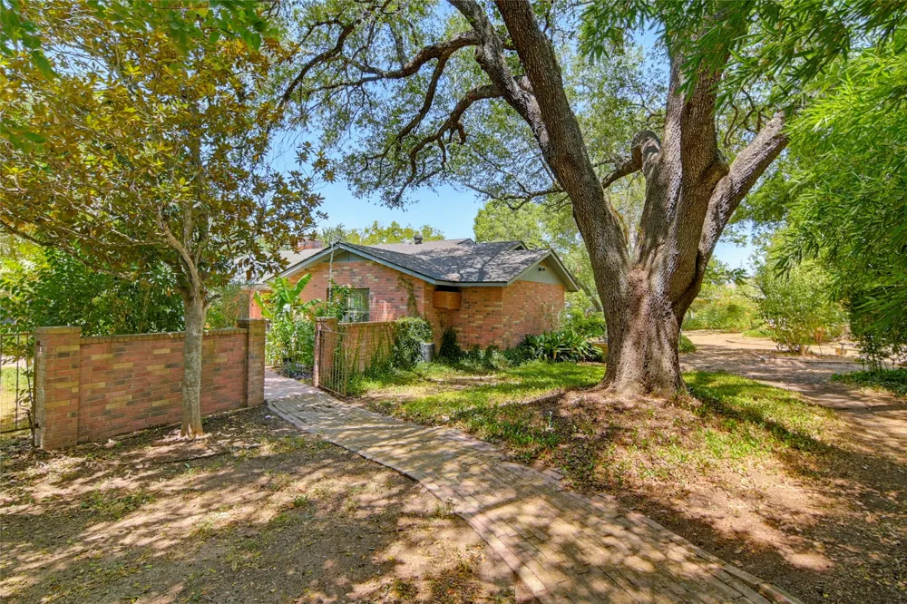 1223 Old Homestead Seguin, TX 78155