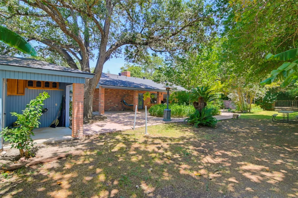 1223 Old Homestead Seguin, TX 78155
