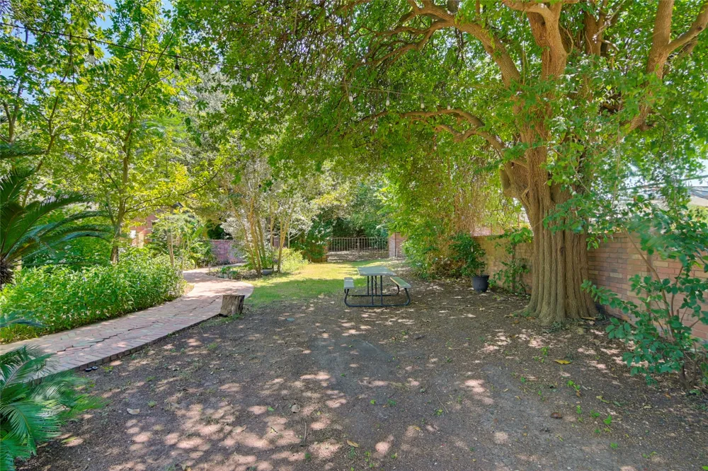 1223 Old Homestead Seguin, TX 78155