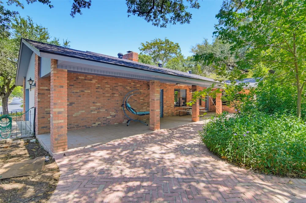1223 Old Homestead Seguin, TX 78155