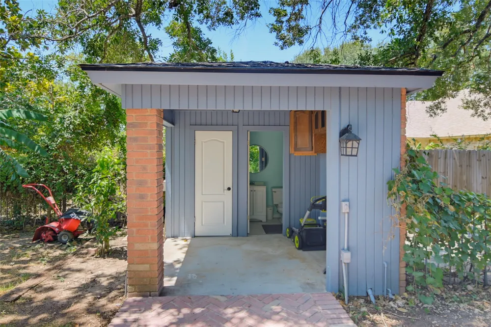 1223 Old Homestead Seguin, TX 78155