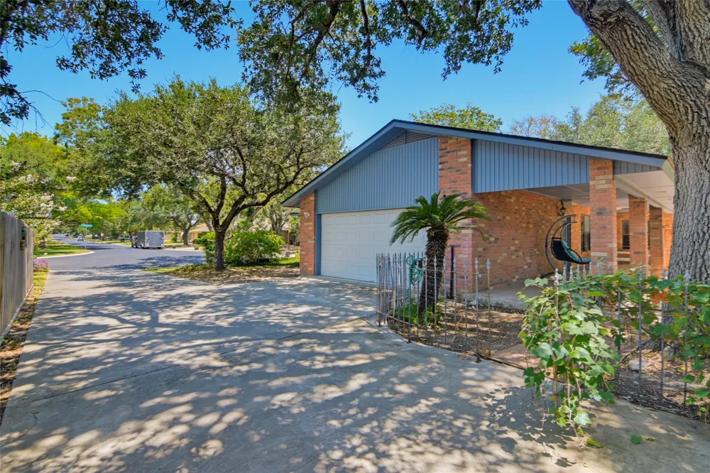 1223 Old Homestead Seguin, TX 78155