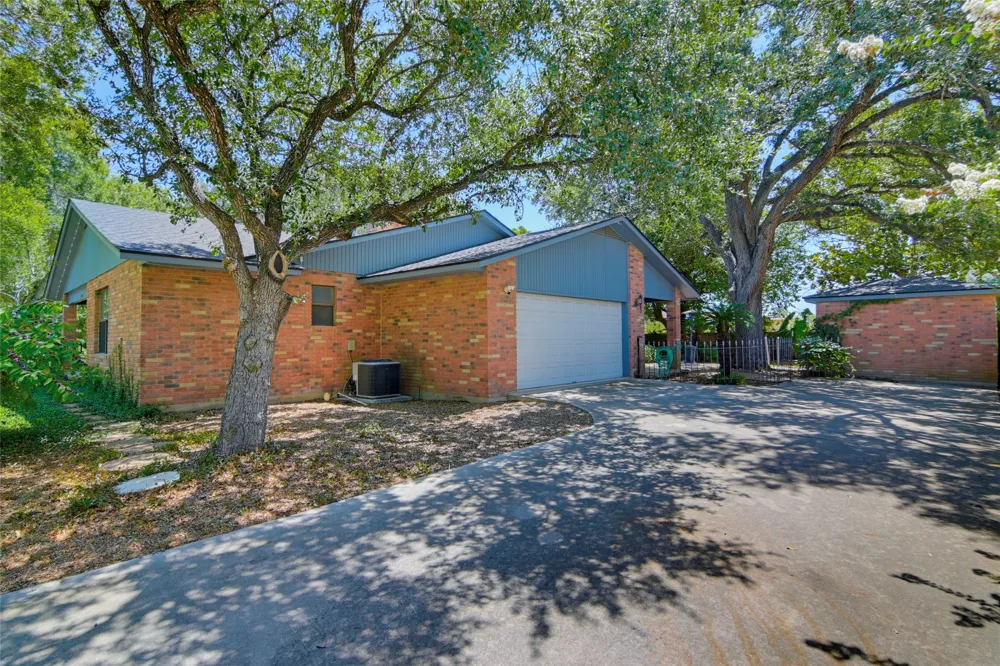 1223 Old Homestead Seguin, TX 78155