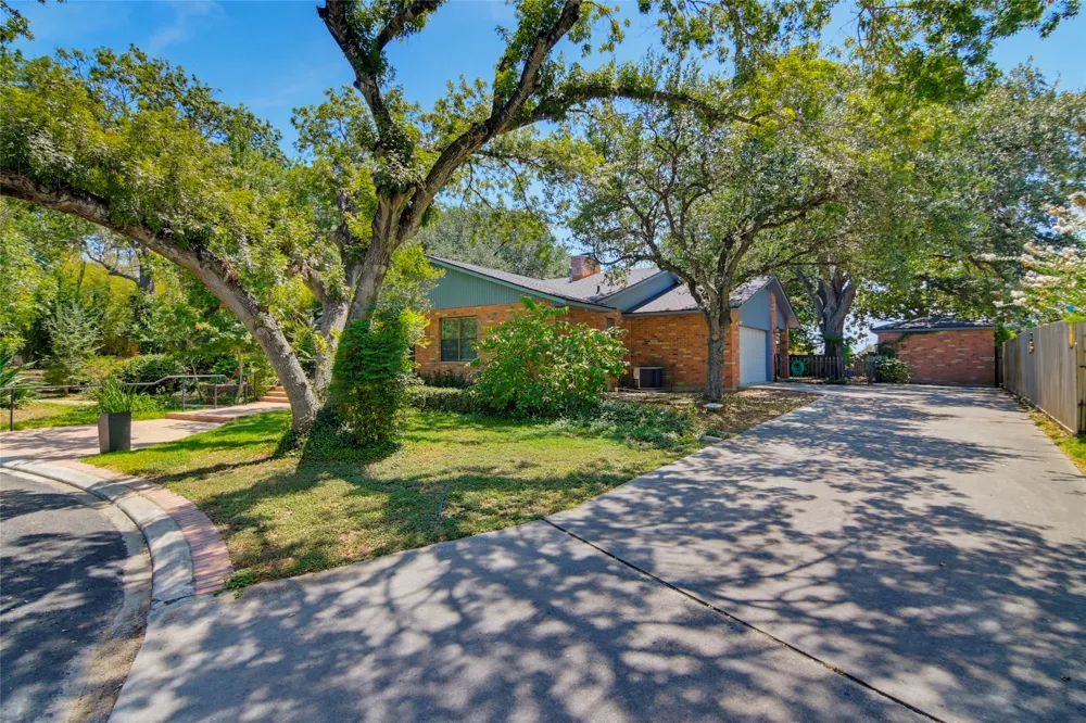 1223 Old Homestead Seguin, TX 78155
