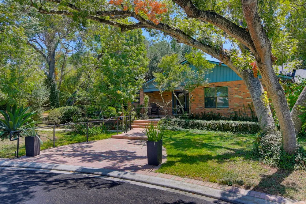 1223 Old Homestead Seguin, TX 78155