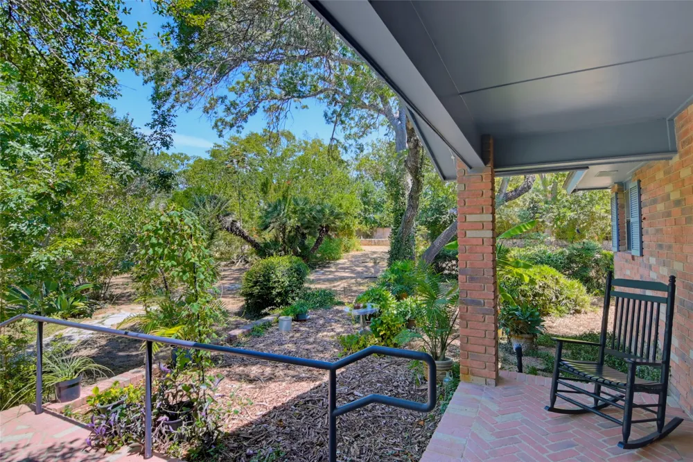 1223 Old Homestead Seguin, TX 78155