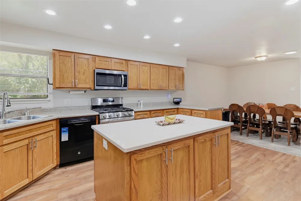 1223 Old Homestead Seguin, TX 78155