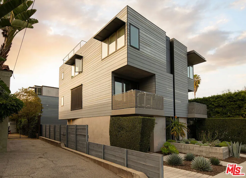927 Hyperion Avenue Los Angeles, CA 90029