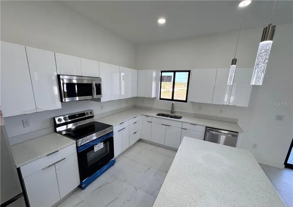 1027 KISMET PARKWAY W Cape Coral, FL 33993