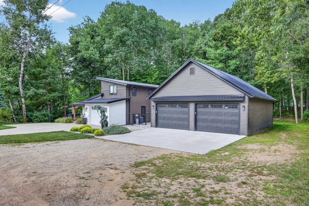 8433 Montreal Lane Canadian Lakes, MI 49346