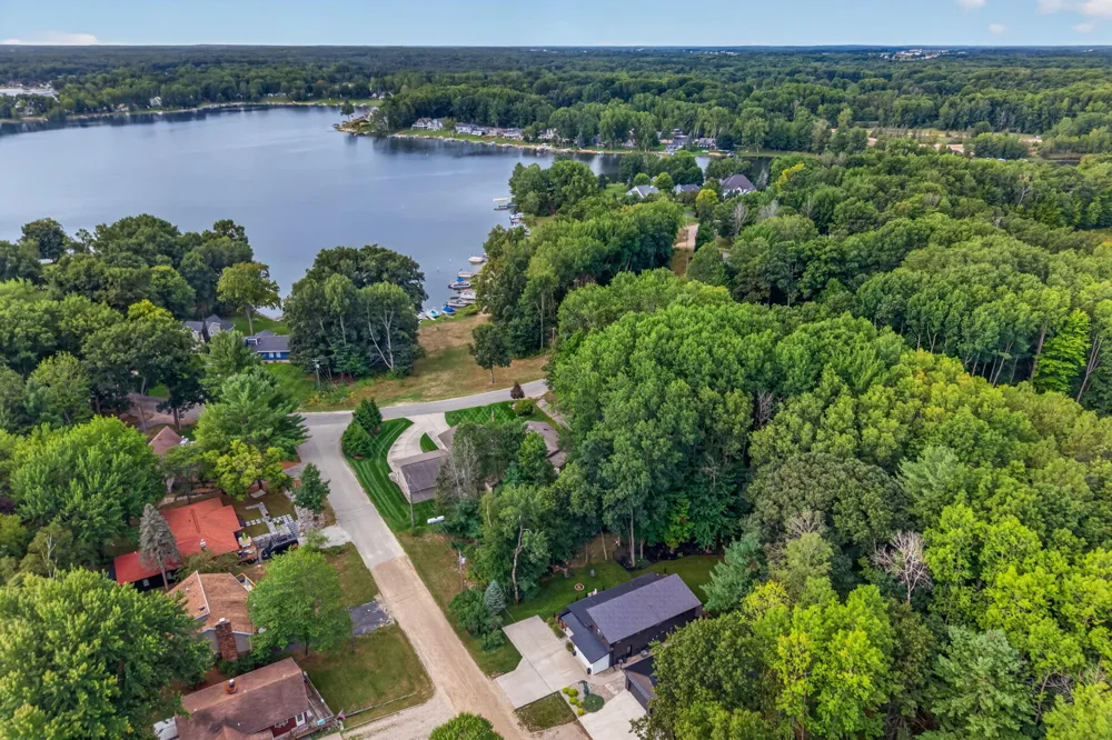 8433 Montreal Lane Canadian Lakes, MI 49346