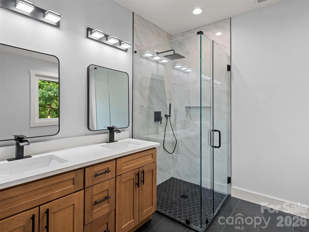 902 Narva Road Hendersonville, NC 28792