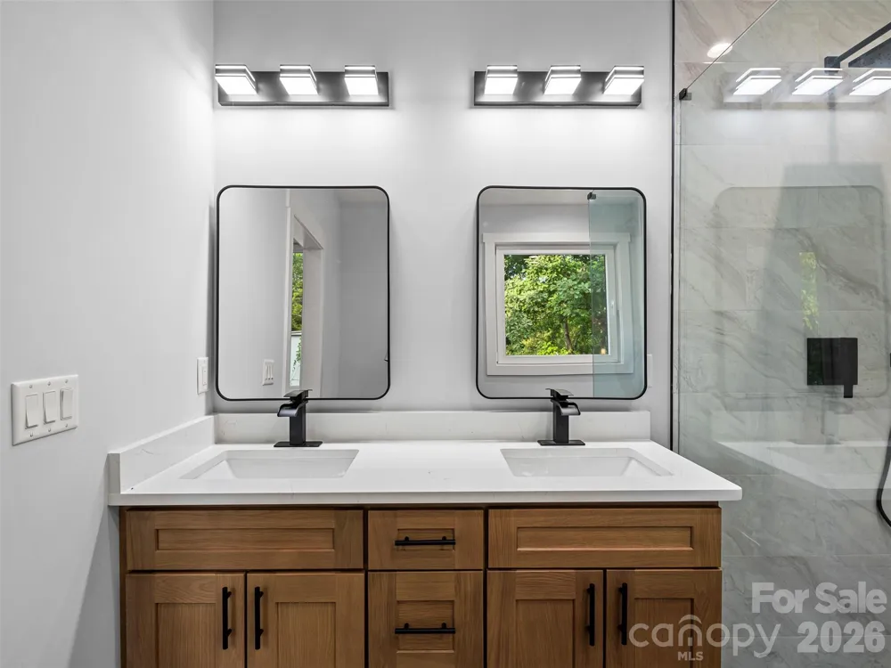 902 Narva Road Hendersonville, NC 28792