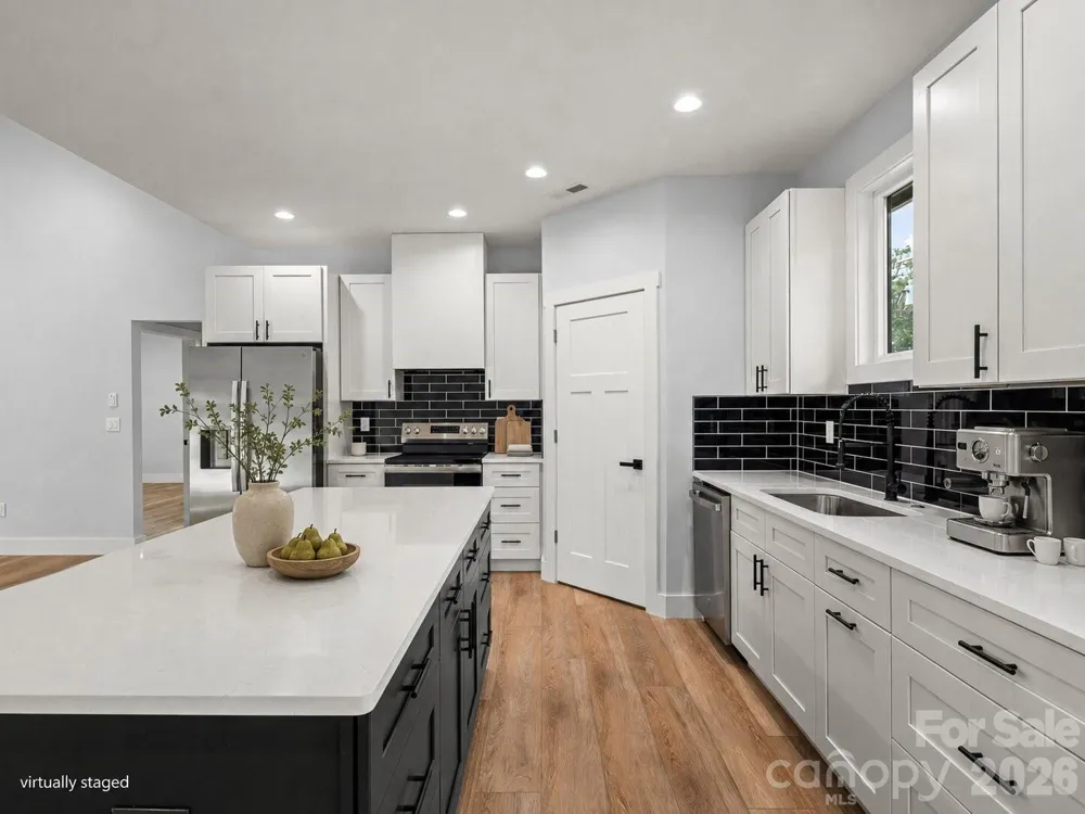 902 Narva Road Hendersonville, NC 28792