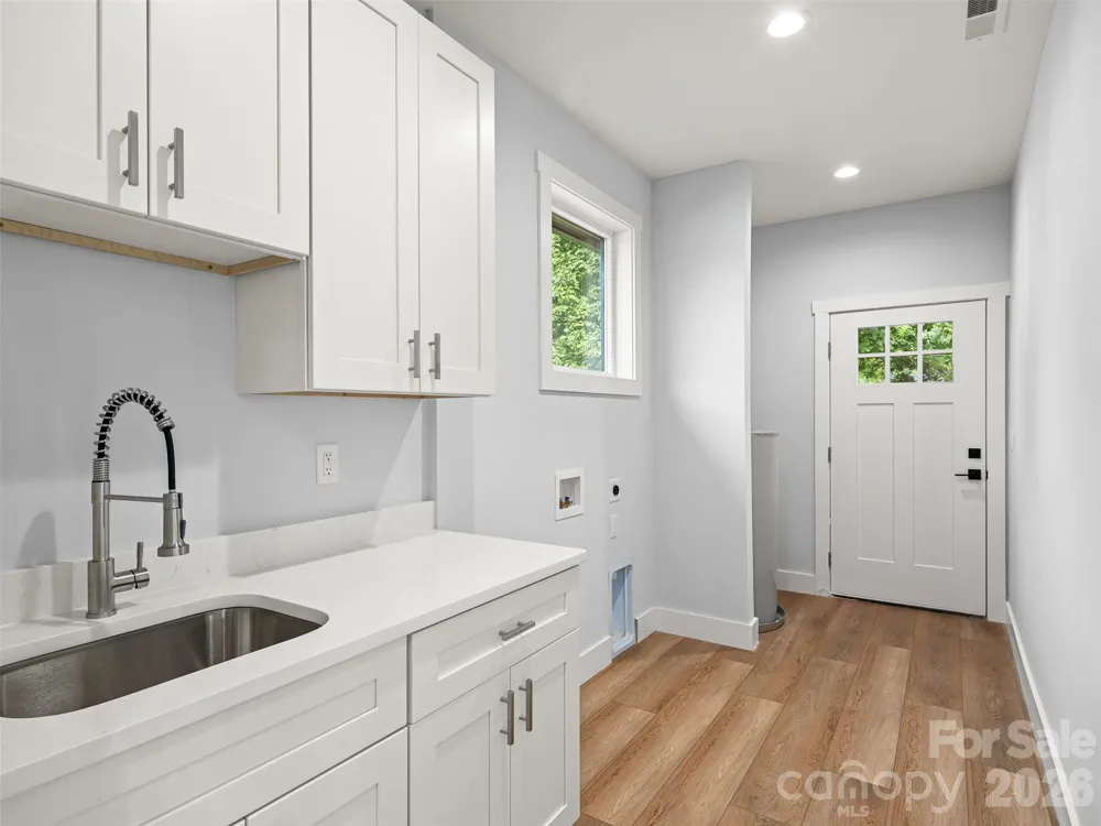 902 Narva Road Hendersonville, NC 28792