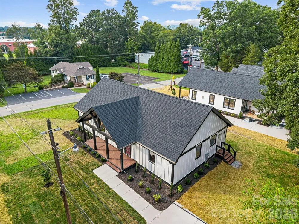 902 Narva Road Hendersonville, NC 28792