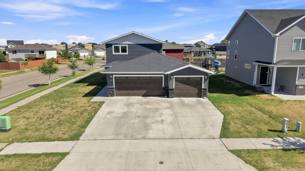 1102 LILAC LANE Moorhead, MN 56560